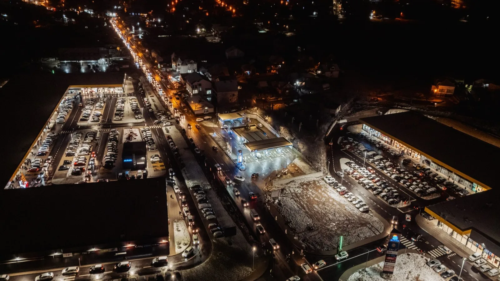 Ara Plaza noću — oba objekta iz vazduha